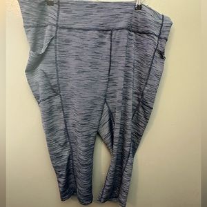 NWOT active pants. Crop length. Hip Pockets on each side
